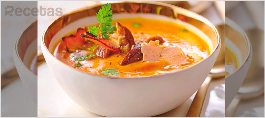 Sopa de calabaza con virutas de foie y castañas